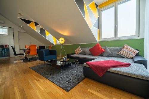 Vendégszoba, 3BR Apartment with Balcony near Naschmarkt City Center in 05. kerület - Margareten