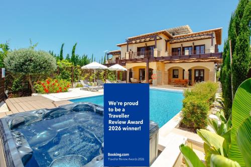 Luxury Elite Villa AJ06 complete with a private, climate controlled pool and a relaxing outdoor Jacu – khách sạn tại Aphrodite Hills