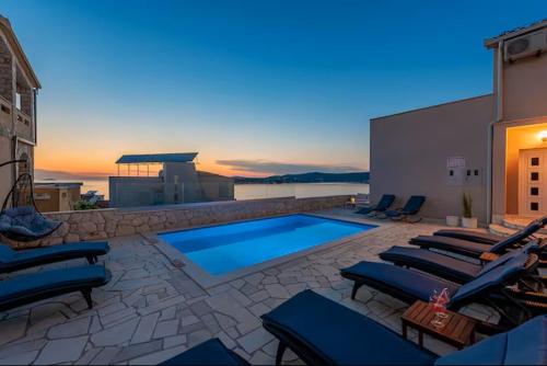 Quiet Bay Getaway Apt Mona 2 4 and 6 – khách sạn tại Razanj