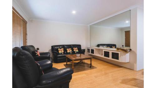 Comfortable 4BDR Family home in Suburbia – khách sạn tại Canning Vale