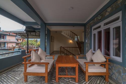 OYO 762 Hotel Middle Sky - image 2