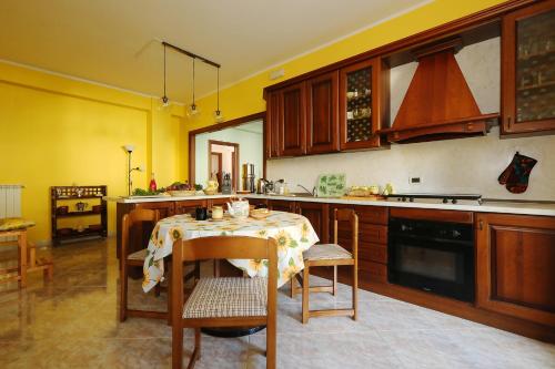 virtuve, Luxury Villa with Pool & Beautiful Views in Puglia in Roseto Valfortore