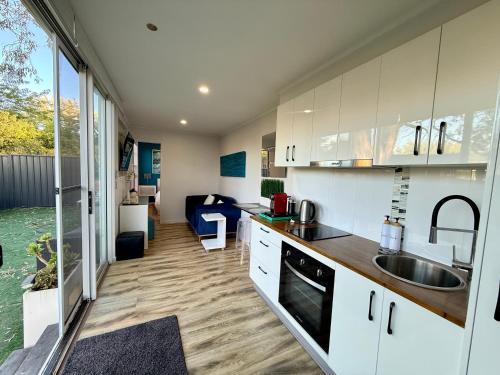 Tiny House in Belconnen 1BR Self Contained Wine (Tiny House in Belconnen 1BR Self Contained Complete Home Filtration as seen on The Block Phillip Isl) in شمال غرب كانبيرا الريفية