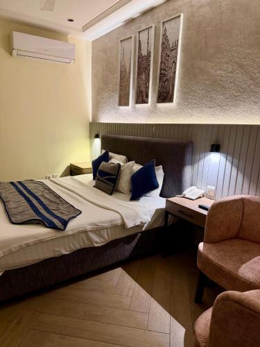 Shelton Hotel Blue Area - image 8
