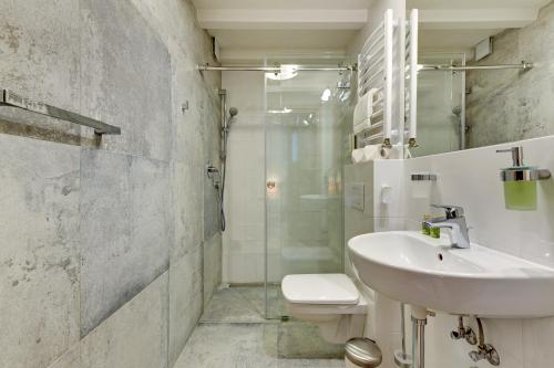 730 Art House - image 3