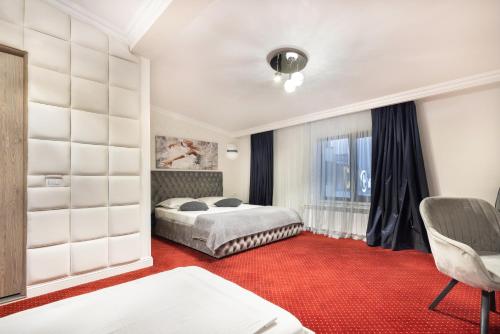 1 queen bed, 1 sofa bed