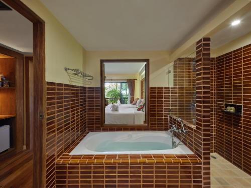 room detail thumbnail 2