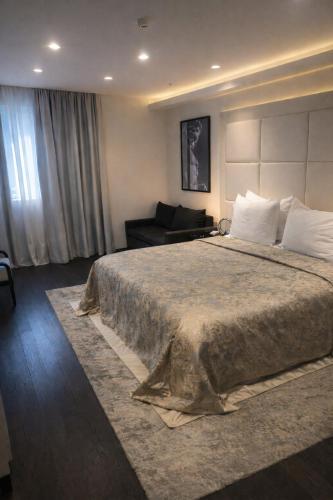 1 queen bed, 1 sofa bed