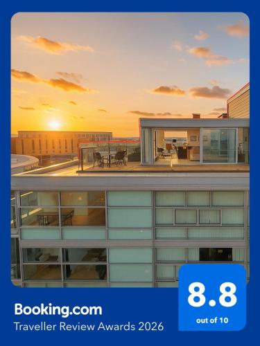 Liverpool City Centre Penthouse, Huge Balcony & Skyline Views, Secure Parking, Liverpool