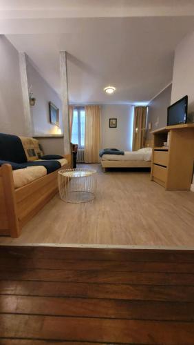 2 twin beds, 1 sofa bed