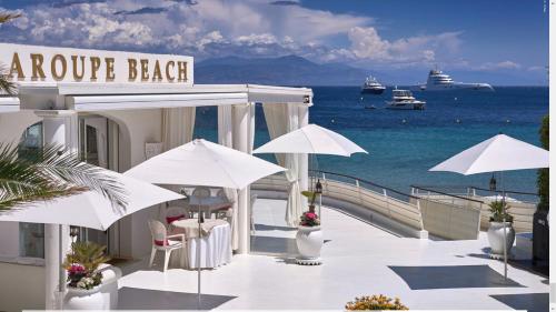 Villa pieds dans l'eau au Cap d'Antibes – khách sạn tại Saramartel