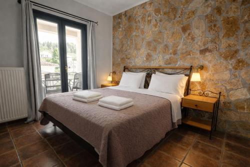 1 queen bed, 3 sofa beds