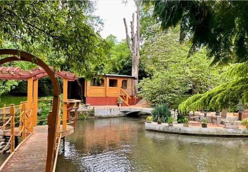 Traditional Log Cabin next to Harry Potter Studios - Dover