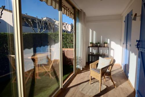 Lora Apartment with Garden & Pool