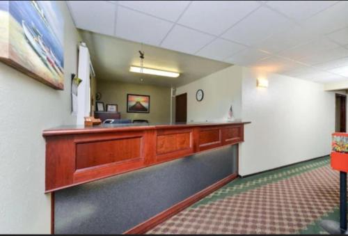 EconoLux Inn - image 5