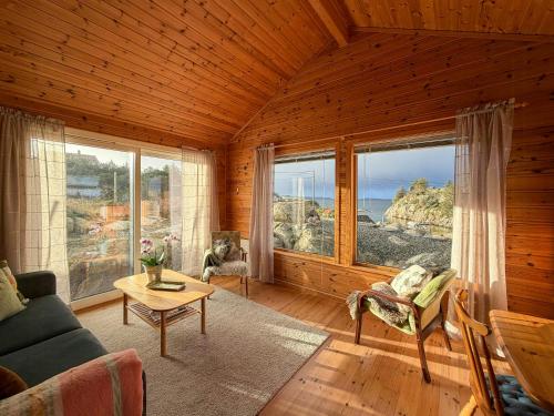 Viesnīcas āriene, Cabin On Hilltop With Beach And Sea Views in Bekkjarvik