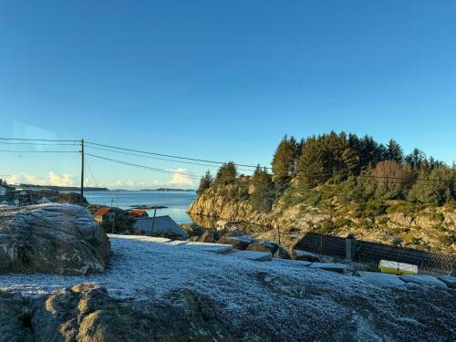 Viesnīcas āriene, Cabin On Hilltop With Beach And Sea Views in Bekkjarvik