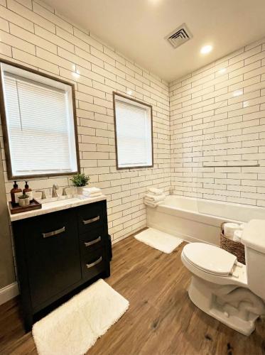 The Penthouse at Park Place King bed fast WIFI and free coffee in Wilmington, USA