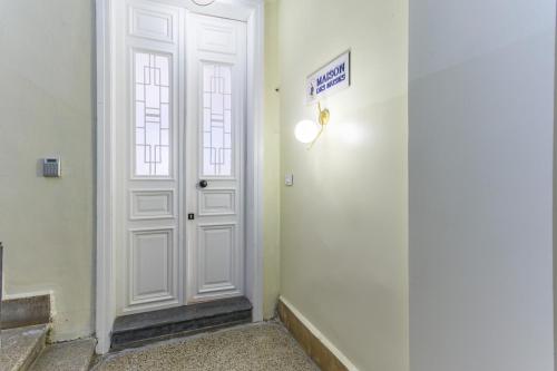 Calla 1-BR Apt & Balcony at Maison des Muses in Gemmayzeh - image 3
