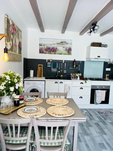 La Colline de Tilleul - Les Tilleuls - 4 STAR RATED - stunning cottage with pool near Aubeterre in i in Aubeterre-sur-Dronne