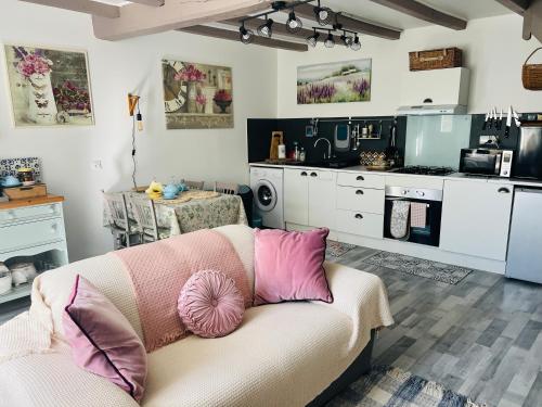 La Colline de Tilleul - Les Tilleuls - 4 STAR RATED - stunning cottage with pool near Aubeterre in i in Aubeterre-sur-Dronne