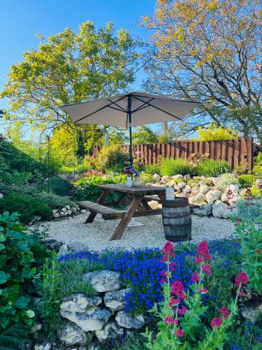 La Colline de Tilleul - Les Tilleuls - 4 STAR RATED - stunning cottage with pool near Aubeterre in i in Aubeterre-sur-Dronne