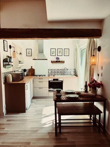 La Colline de Tilleul - De La Colline 4 STAR RATED - Beautiful Cottage Near Aubeterre in Aubeterre-sur-Dronne