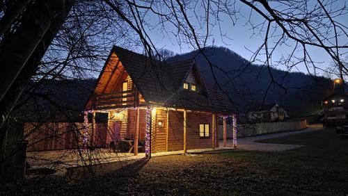 Green District - Riverside Luxury Lodge - image 3