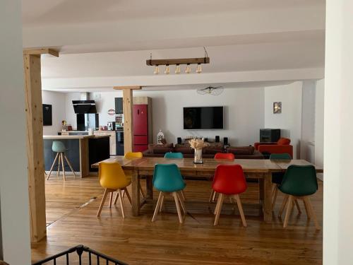 Koplietošanas atpūtas telpa ar TV, maison chaleureuse au pied des montagnes in Perles-et-Castelet