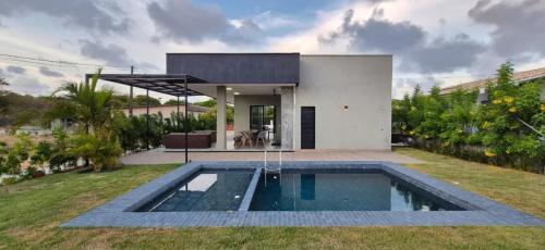 3 bedrooms, 5 beds