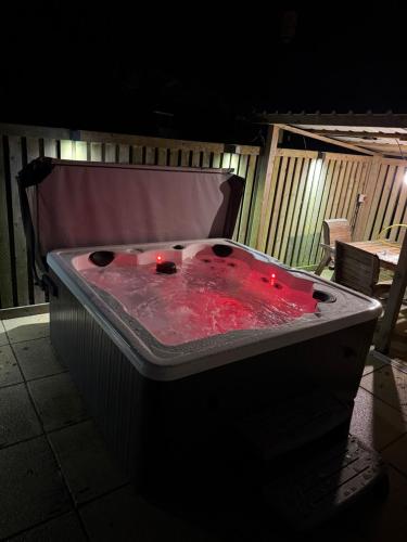 NEW! Country boutique escape . HOT TUB in Weare Giffard