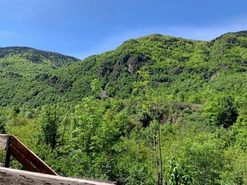 Skats, maison chaleureuse au pied des montagnes in Perles-et-Castelet
