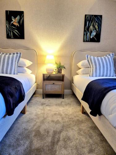 The Mitre, Cheltenham, Stylish, Sleeps 8, Parking, Central – khách sạn tại Montpellier