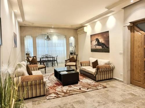 Spacious Apart, 2-min to beach & Old Souk in Jbail