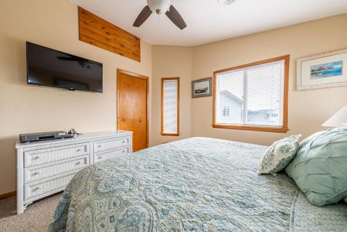 Duck R Way - Poteskeet, Ocean View, 260 Yds to Beach, Pool, Hot Tub, Walk to Downtown Duck – Duck, NC