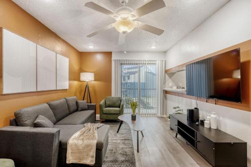 Relaxing King Suite Getaway - Sleeps 4 - Pool, Pkg – khách sạn tại Oak Hill