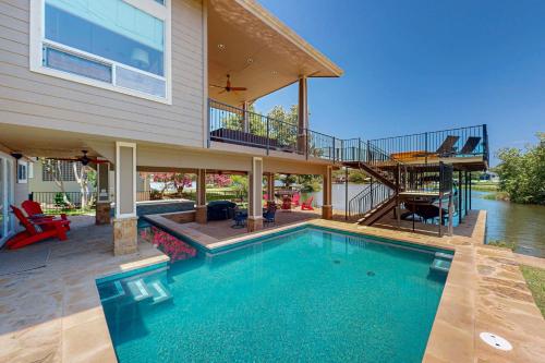 Luxurious Retreat on Lake LBJ: Pool, Hot Tub, Dock in Granite Shoals (TX)