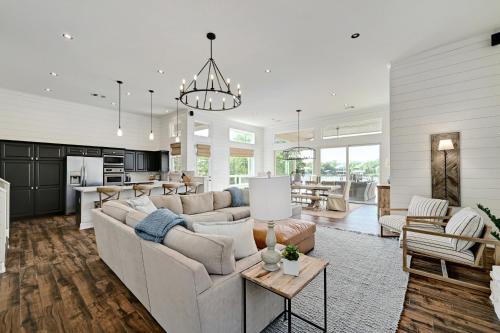 Luxurious Retreat on Lake LBJ: Pool, Hot Tub, Dock in Granite Shoals (TX)
