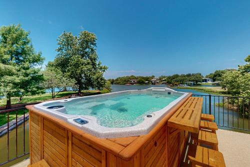 Luxurious Retreat on Lake LBJ: Pool, Hot Tub, Dock in Granite Shoals (TX)