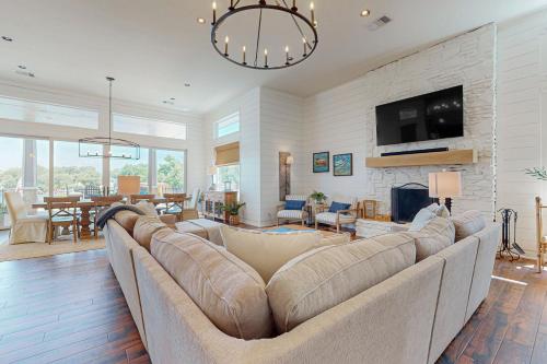 Luxurious Retreat on Lake LBJ: Pool, Hot Tub, Dock in Granite Shoals (TX)