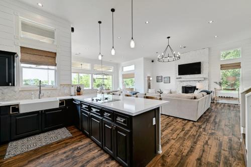 Luxurious Retreat on Lake LBJ: Pool, Hot Tub, Dock in Granite Shoals (TX)