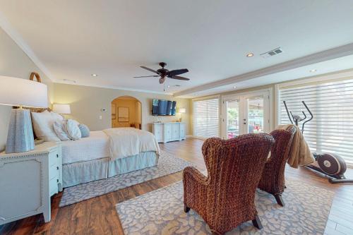 Luxurious Retreat on Lake LBJ: Pool, Hot Tub, Dock in Granite Shoals (TX)