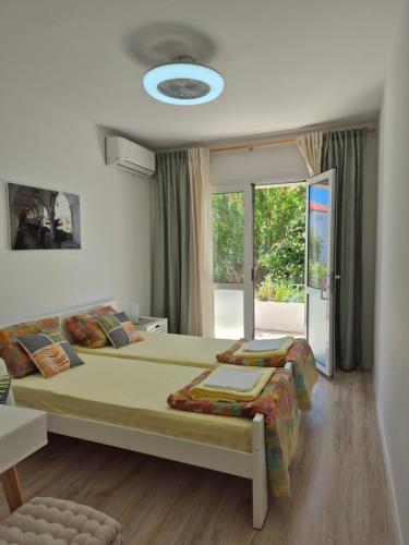 2 twin beds