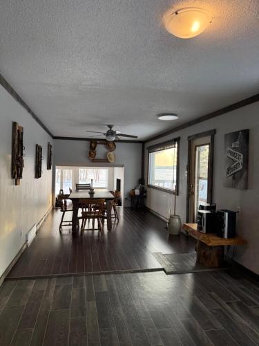 Létesítmények, Cowboy Cabin- Lakefront Rental Northern Saskatchewan in North Battleford