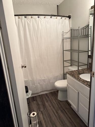 Fürdőszoba, Cowboy Cabin- Lakefront Rental Northern Saskatchewan in North Battleford
