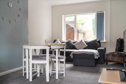 Noormak nights-Modern 3-Bed House-Business & Family Stays-Free Parking