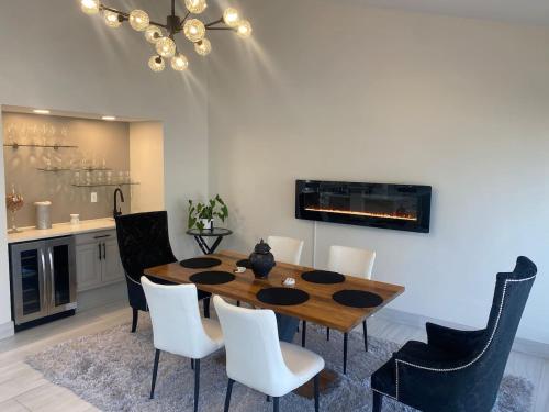 Ranch Style w firepit and big backyard TV Room in 羅克福德