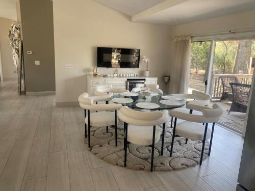 Ranch Style w firepit and big backyard TV Room in 羅克福德