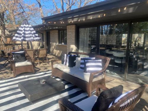 Ranch Style w firepit and big backyard TV Room in 羅克福德