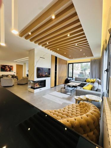 La Villa Kfardebian Stone Villa in Фарая